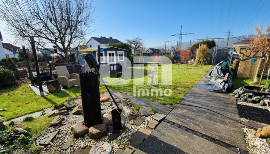 Schönes 1 bis 2 Familienwohnhaus mit großem Garten, Terrasse, Doppelgarage und Herkulesblick - Gartenbereich vor dem Haus / Freisitz / Gartenhaus